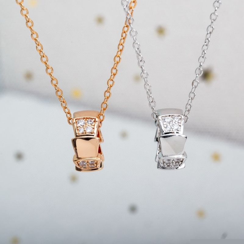 Bo*te*ga venenta necklaces